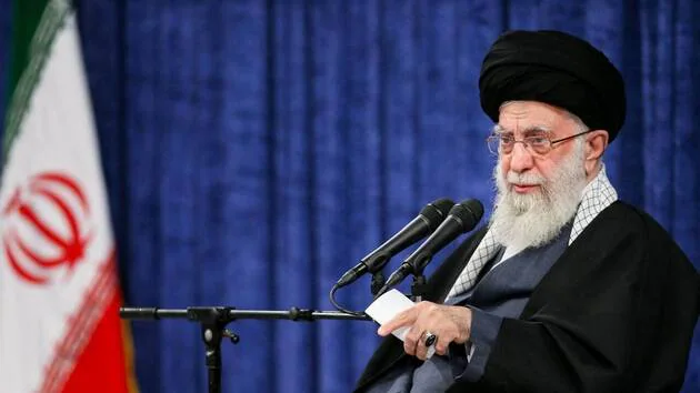 Une photo mise à disposition par le bureau du guide suprême iranien montre le guide suprême iranien, l’ayatollah Ali Khamenei, s’exprimant lors d’une cérémonie avec le gouvernement iranien à Téhéran, en Iran, le 3 avril 2024. | IRANIAN SUPREME LEADER OFFICE / EPA/MAXPPP
